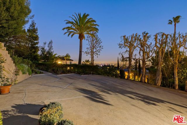 1114 Schuyler Road, Beverly Hills CA: https://media.crmls.org/mediaz/0eb6840c-b6b1-4ebe-8b0f-53efaef46b28.jpg