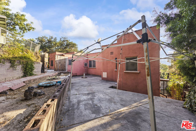4958 Loleta Avenue, Los Angeles CA: https://media.crmls.org/mediaz/0eb6cb7c-7f06-4d37-8260-bc872a4709fb.jpg