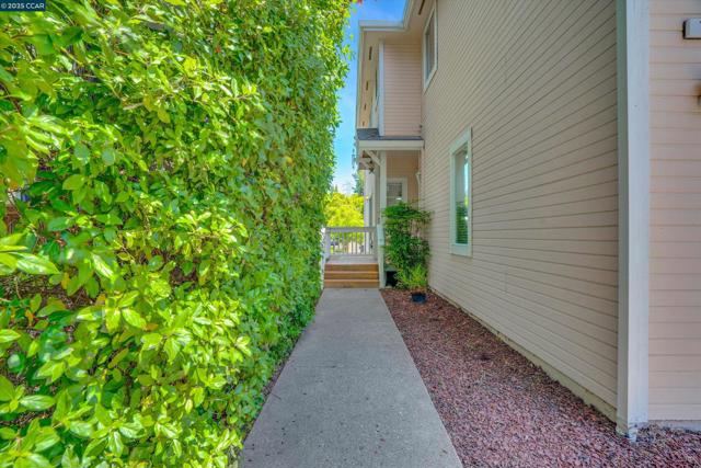 123 Williamson Ct, Martinez CA: https://media.crmls.org/mediaz/0eb6d17f-1d0c-4096-a295-c3b83b00f18f.jpg