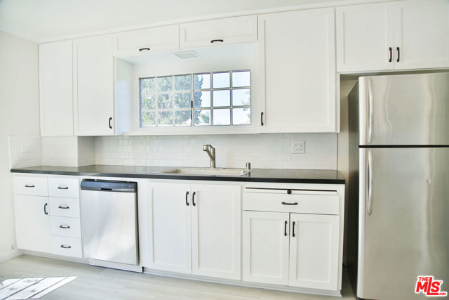 2963 Queensbury Drive, Los Angeles CA: https://media.crmls.org/mediaz/0eb6d30c-b179-421d-96e7-1bd3a2d2f194.jpg
