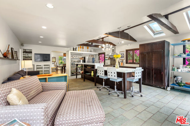 3761 Ashwood Avenue, Los Angeles CA: https://media.crmls.org/mediaz/0eb6d808-1d07-4239-b942-b70e749204cb.jpg