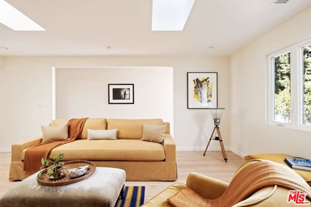 825 Coeur D Alene Avenue, Venice CA: https://media.crmls.org/mediaz/0eb7406a-d495-4686-9e37-f899e70a2c59.jpg