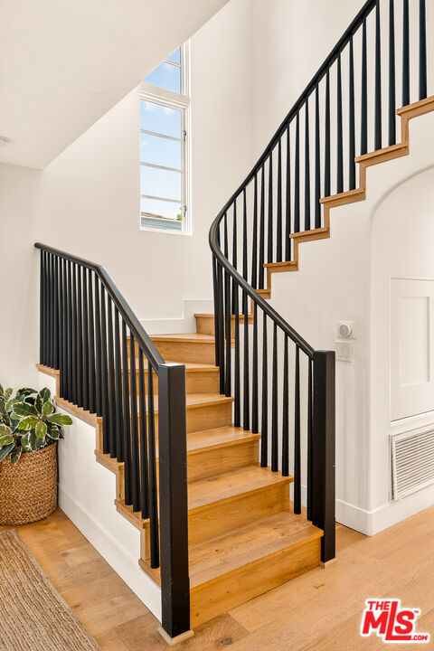 Image 25 of 43 For 3128 Stanford Avenue