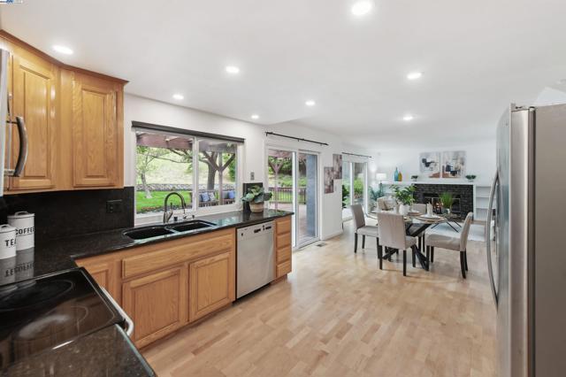 8658 Fenwick Way, Dublin CA: https://media.crmls.org/mediaz/0eb7f48e-c936-45fd-b853-da249c963c82.jpg