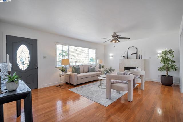 5232 Proctor Road, Castro Valley CA: https://media.crmls.org/mediaz/0eb8da30-531a-4d40-968d-297cac79d686.jpg