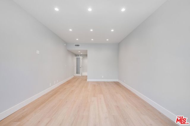 Image 26 of 38 For 1557 Beverly Glen Boulevard 203