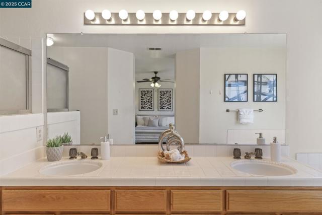 1015 Hidden Oak Ct, Concord CA: https://media.crmls.org/mediaz/0eb9a44f-5ff2-4f4d-9c04-0f5a2787fac2.jpg