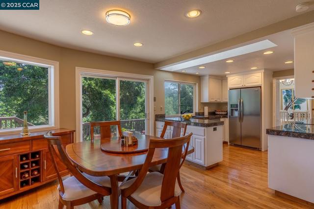 6082 Slopeview Ct, Castro Valley CA: https://media.crmls.org/mediaz/0ebabf4c-8adb-437d-90e3-fe50a0bd1155.jpg