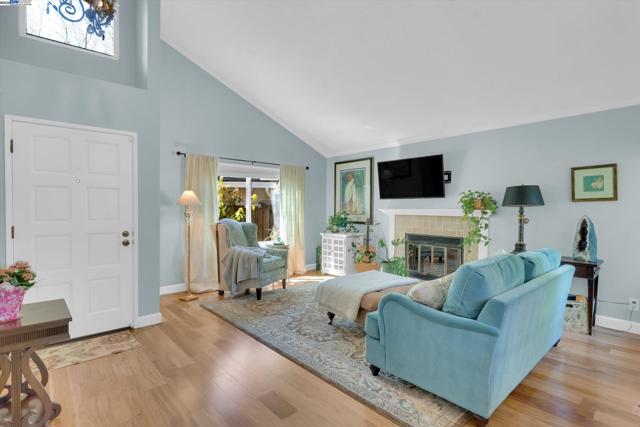 2277 Stillcreek Ct, Martinez CA: https://media.crmls.org/mediaz/0ebac56b-1d9c-4a82-a90c-2e27701d8956.jpg