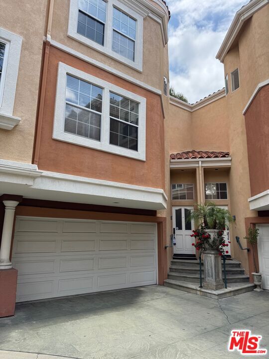 19 Imperial Aisle, Irvine CA: https://media.crmls.org/mediaz/0ebad3ef-d296-4586-9c8c-358f57f4c8d1.jpg