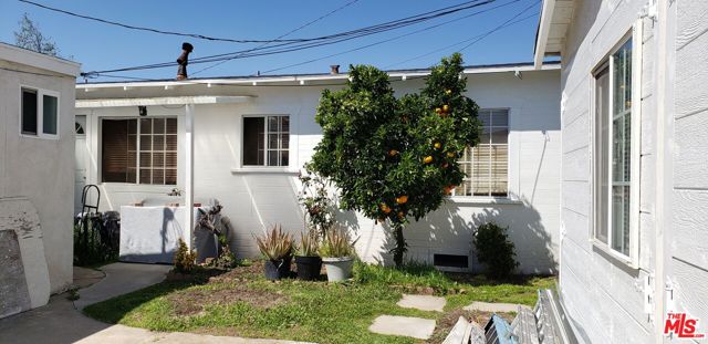 1128 N Commonwealth Avenue, Los Angeles CA: https://media.crmls.org/mediaz/0ebb7ba1-f044-4d37-a522-6f98735c8c1d.jpg