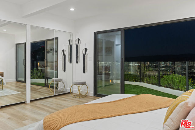 7308 Pacific View Drive, Los Angeles CA: https://media.crmls.org/mediaz/0ebc1501-22d5-4246-8149-2035e1db6392.jpg
