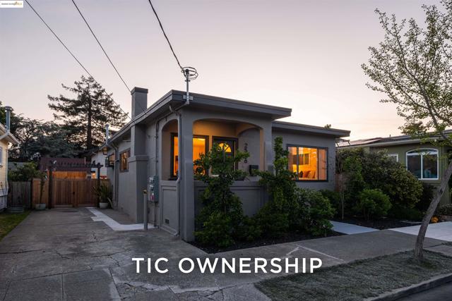 2516 Mathews St, Berkeley CA: https://media.crmls.org/mediaz/0ebc2a80-3b36-4736-abb9-6aae5c014c1c.jpg