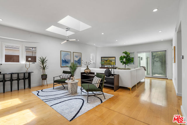 321 S Linden Drive, Beverly Hills CA: https://media.crmls.org/mediaz/0ebcfe33-0978-4351-abfe-6da8d5bac41f.jpg