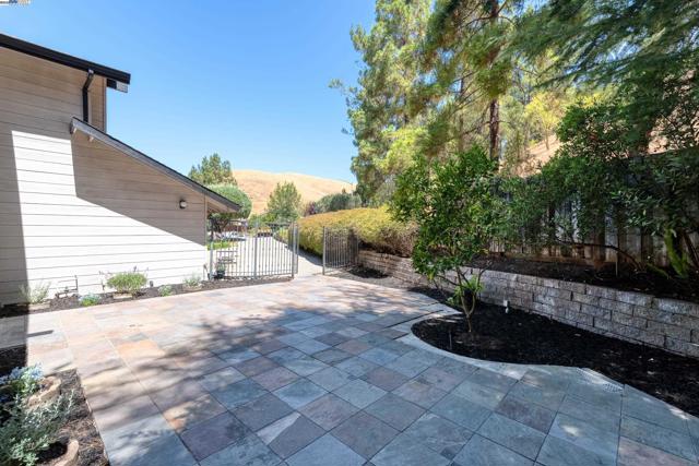 5644 ALHAMBRA HILLS CT, Martinez CA: https://media.crmls.org/mediaz/0ebd105d-eb69-425a-a6dd-034af622ea29.jpg
