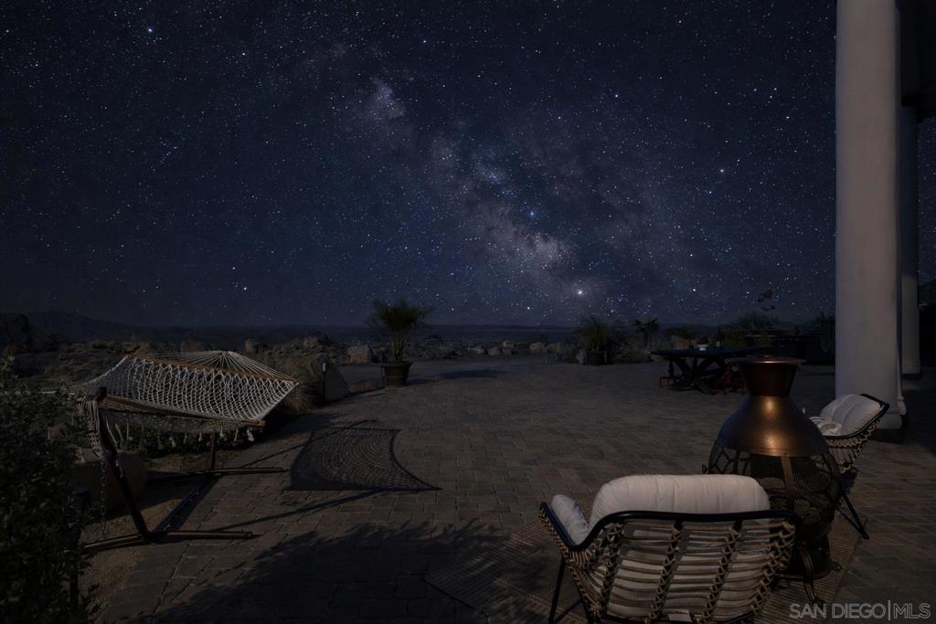 https://media.crmls.org/mediaz/0ebd40a9-4c8f-4d74-9ba9-b90d15e6fac9.jpg?preset=X-Large