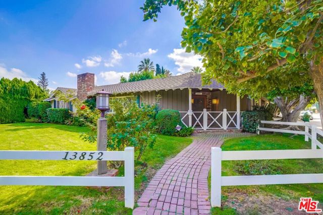13852 Erwin Street photo 1