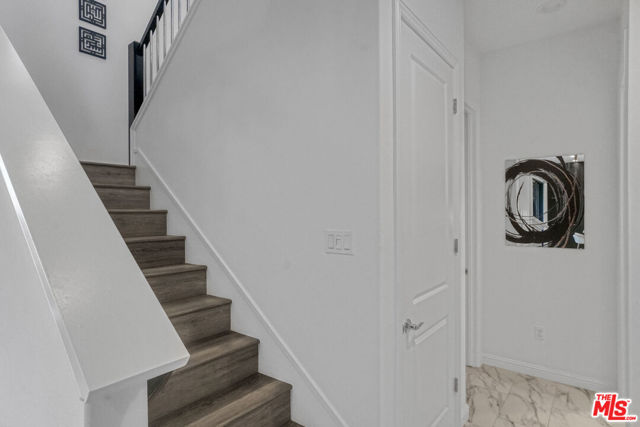 20818 W Bur Oak Circle, Porter Ranch CA: https://media.crmls.org/mediaz/0ebe06ae-8f26-4a74-8e8c-6f5e8063a74f.jpg