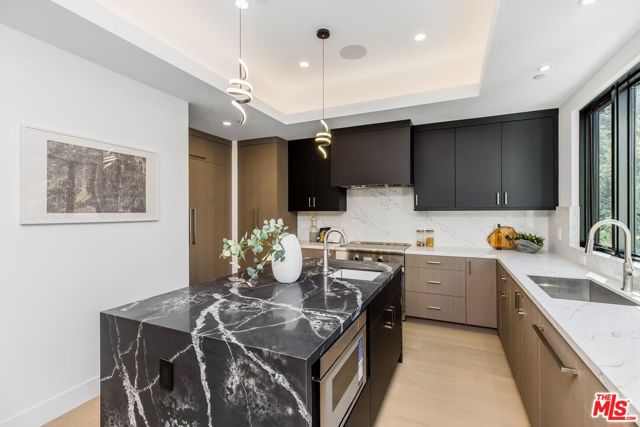 14899 Round Valley Drive, Sherman Oaks CA: https://media.crmls.org/mediaz/0ebe39d1-a842-417b-98ab-663a3b82f259.jpg