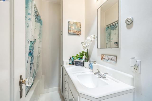 7525 Circle Hill Dr, Oakland CA: https://media.crmls.org/mediaz/0ebe8123-63b6-48fe-bd45-38233473d839.jpg