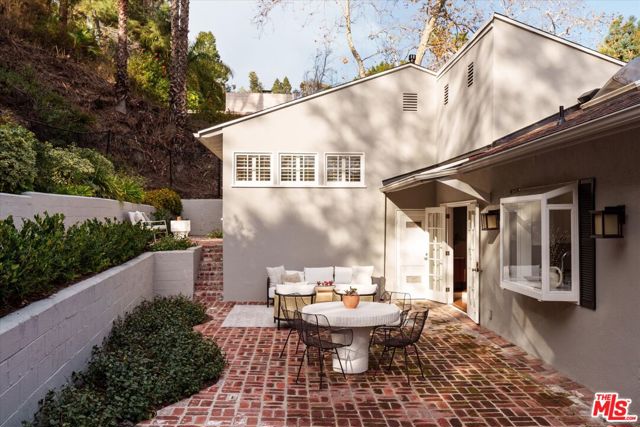 5657 Valley Oak Drive, Los Angeles CA: https://media.crmls.org/mediaz/0ebeca5a-ce96-4bb9-835a-976772dbf1ec.jpg