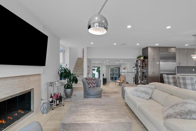 2191 Caminito Del Barco, Del Mar CA: https://media.crmls.org/mediaz/0ebf3b8a-db63-4f52-8851-97d35c8ece0a.jpg