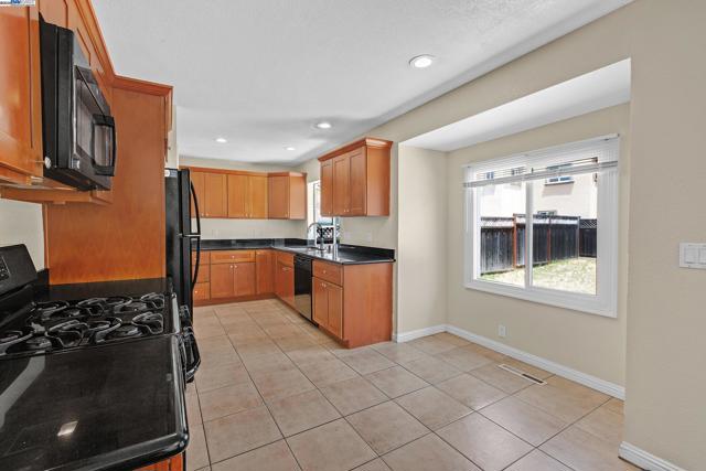 22013 Queen St, Castro Valley CA: https://media.crmls.org/mediaz/0ebf5c7a-4ed3-43ae-b4d2-784a90d27369.jpg