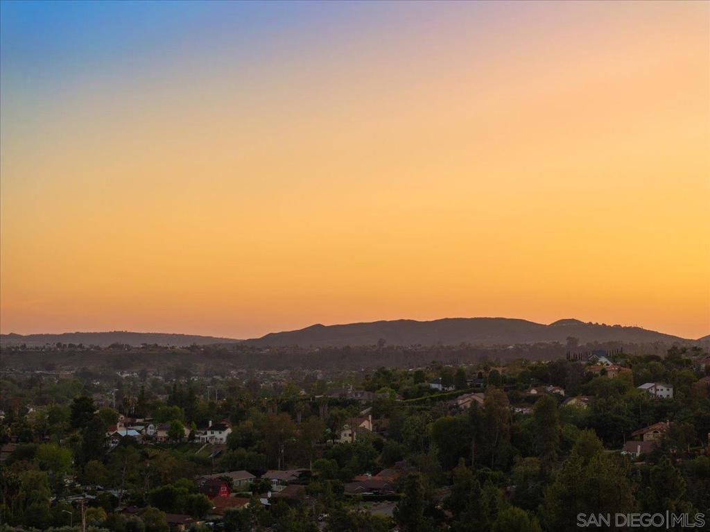 https://media.crmls.org/mediaz/0ebf609d-e5c6-4c1e-86be-9fb23b6c4da1.jpg?preset=X-Large