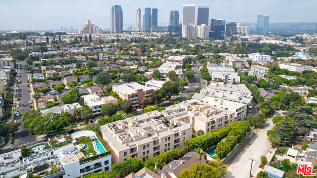 1318 Roxbury Drive, Los Angeles CA: https://media.crmls.org/mediaz/0ebf9266-2964-4ebb-9af1-4dc0306ba380.jpg
