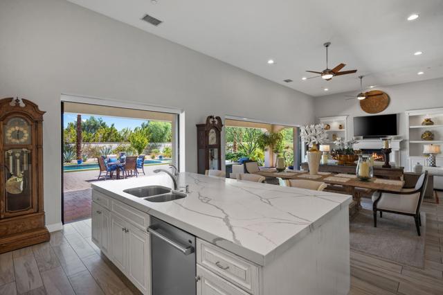 11 Alicante Circle, Rancho Mirage CA: https://media.crmls.org/mediaz/0ebfa260-a026-4c15-b598-74f293f72efc.jpg