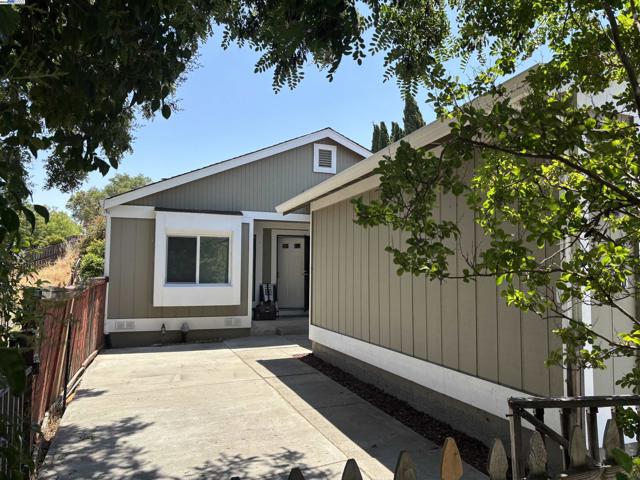 1290 Canterbury, Hercules CA: https://media.crmls.org/mediaz/0ec08bd9-ad7c-4fab-8c83-92b3e46181bb.jpg
