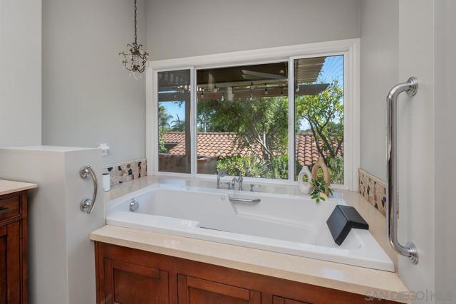 13627 Poway Springs Rd, Poway CA: https://media.crmls.org/mediaz/0ec0ba93-aef1-4e2c-90f1-c5394ea8f8b6.jpg