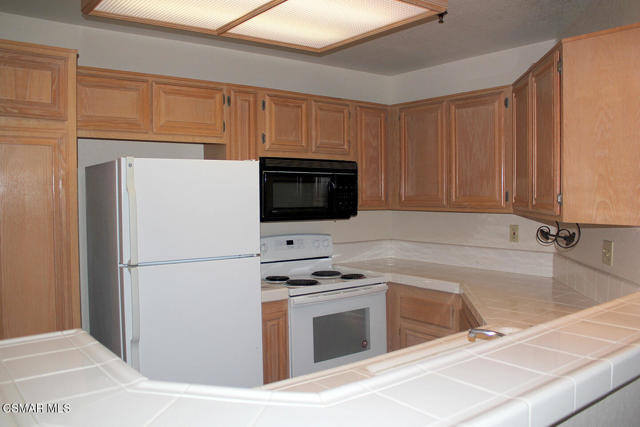 697 Sutton Crest Trail, Oak Park CA: https://media.crmls.org/mediaz/0ec16850-1d65-4630-b344-a7cbb104b338.jpg