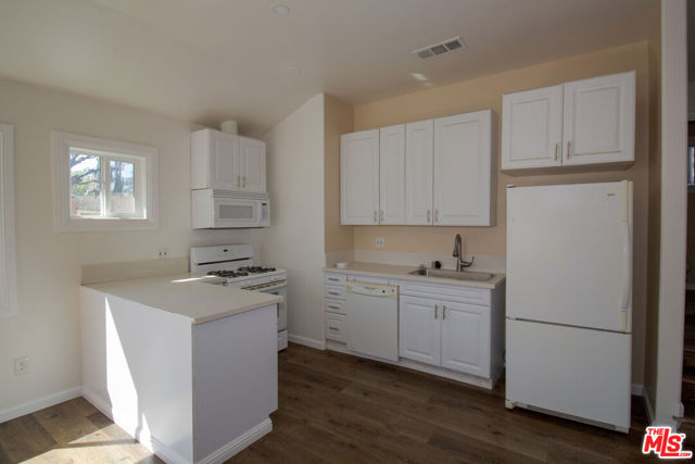 7467 N Forbes Avenue, Lake Balboa CA: https://media.crmls.org/mediaz/0ec1db06-4305-4b08-856e-4bd5394190a6.jpg