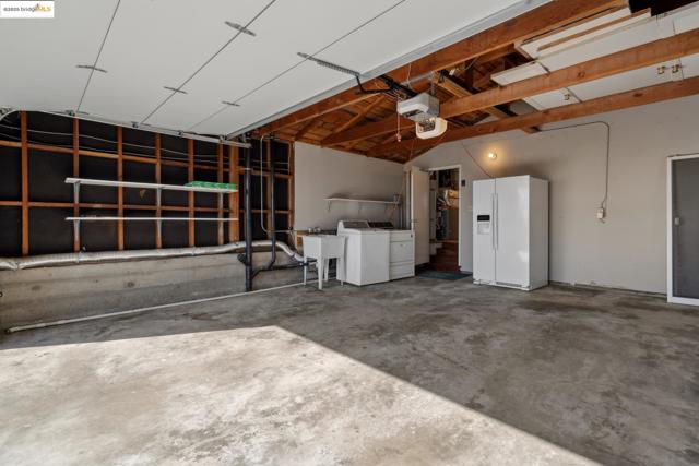 6824 Wilton Dr, Oakland CA: https://media.crmls.org/mediaz/0ec1f886-40bd-42ec-917f-7222336af630.jpg