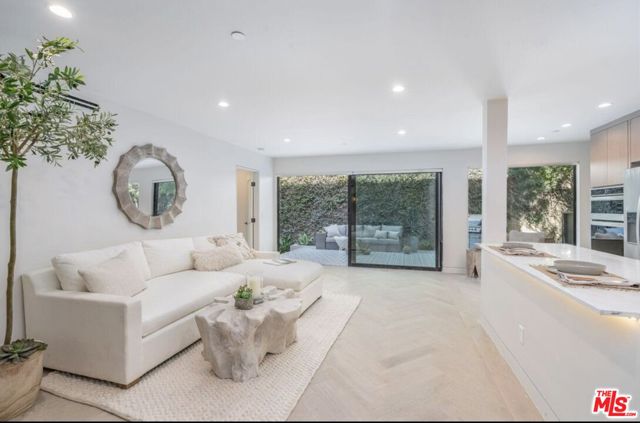 2805 3rd Street, Santa Monica CA: https://media.crmls.org/mediaz/0ec2551d-25a1-4d0b-9329-6bfff0e14eff.jpg