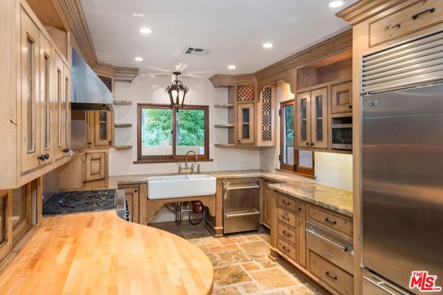 16141 Bayberry Place, Sherman Oaks CA: https://media.crmls.org/mediaz/0ec30c0e-b659-48fc-8331-b9f914929176.jpg