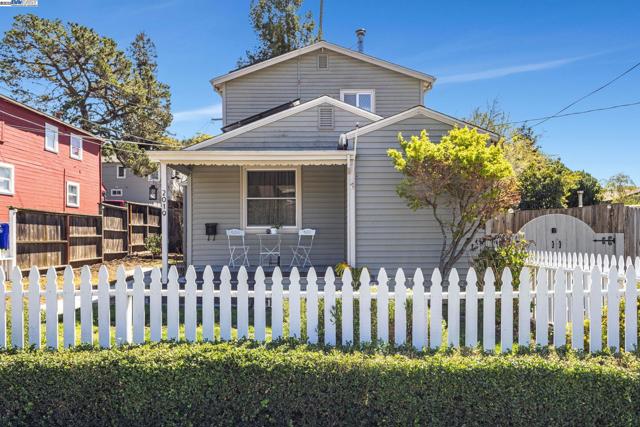 2019 E St, Hayward CA: https://media.crmls.org/mediaz/0ec32a14-5be2-46ab-8a7e-5ce5c8b5fe1d.jpg