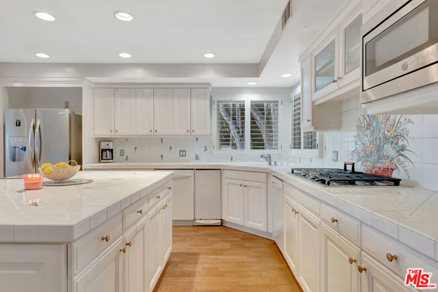 5025 Delita Place, Woodland Hills CA: https://media.crmls.org/mediaz/0ec3f53f-5b75-480f-a39f-a2fd698bbc0e.jpg
