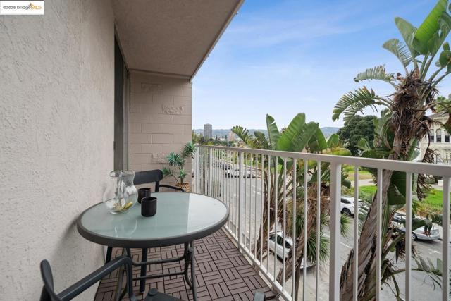1425 Lakeside DR, Oakland CA: https://media.crmls.org/mediaz/0ec41c2a-039e-4e00-8ad7-faf7824dd446.jpg