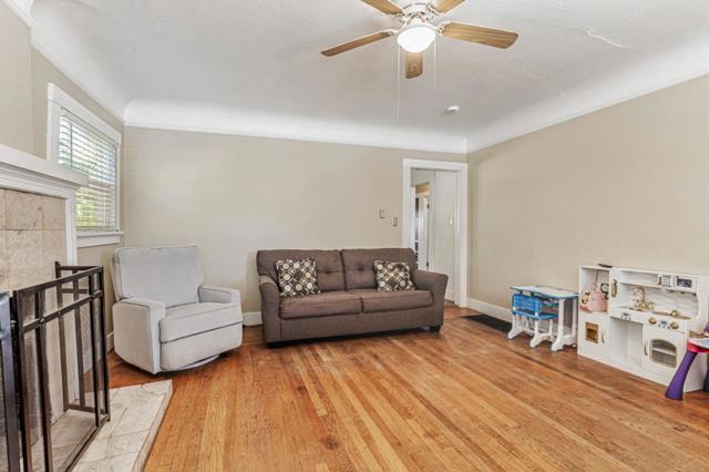 1179 San Benito Street, Hollister CA: https://media.crmls.org/mediaz/0ec432f8-9f16-4ef5-a42b-7028827ef538.jpg