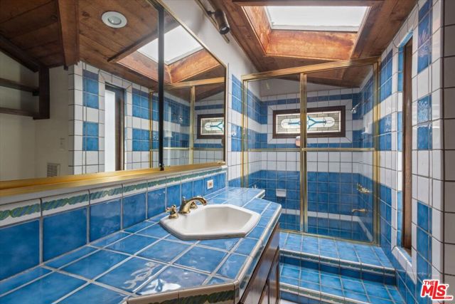 12848 Tiara Street, Valley Village CA: https://media.crmls.org/mediaz/0ec49543-f1b7-4e28-8752-896ff743a8b6.jpg