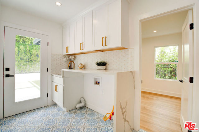 1027 S Lucerne Boulevard, Los Angeles CA: https://media.crmls.org/mediaz/0ec58e96-b3fb-48bf-9a81-58a80bd75fab.jpg