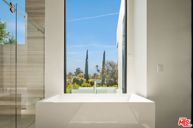 952 N Laurel Avenue, Los Angeles CA: https://media.crmls.org/mediaz/0ec74de5-7a84-4226-876c-2f83fb629a2c.jpg