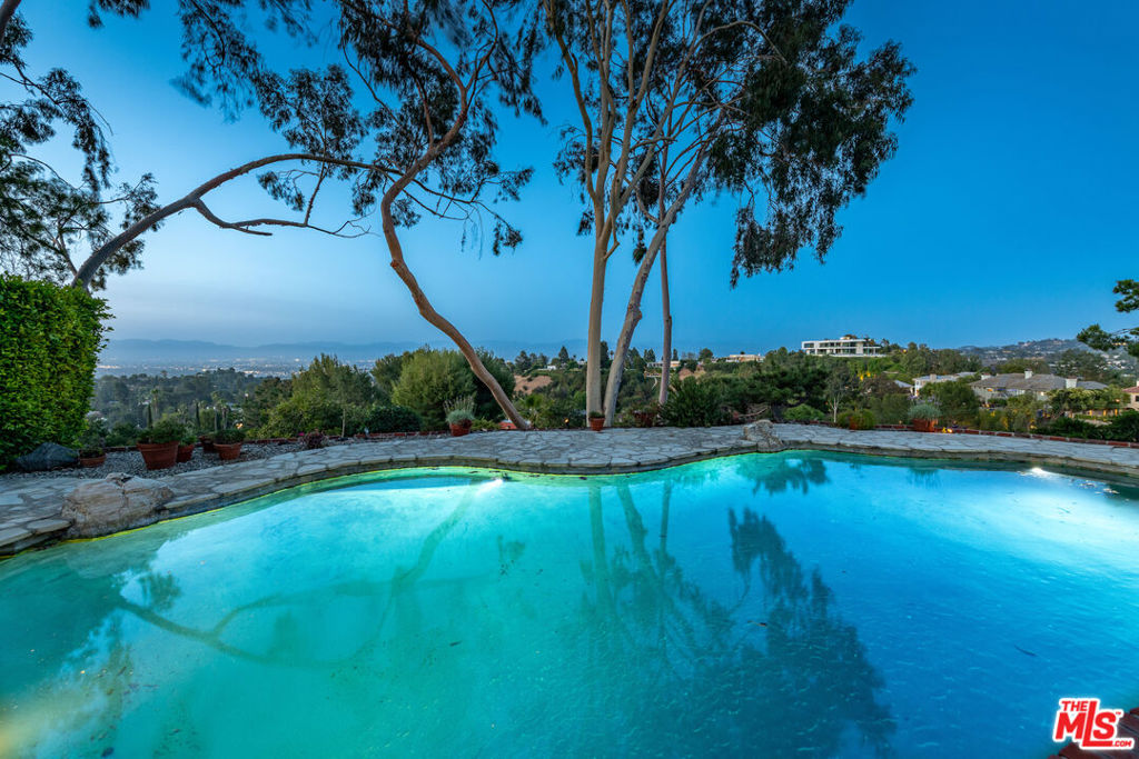 https://media.crmls.org/mediaz/0ec84003-2911-4618-b03d-62a59fa2d1ad.jpg?preset=X-Large