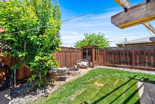 692 Adelle St, Livermore CA: https://media.crmls.org/mediaz/0ec92910-6ddd-43b9-96fe-7df0df1c7c41.jpg