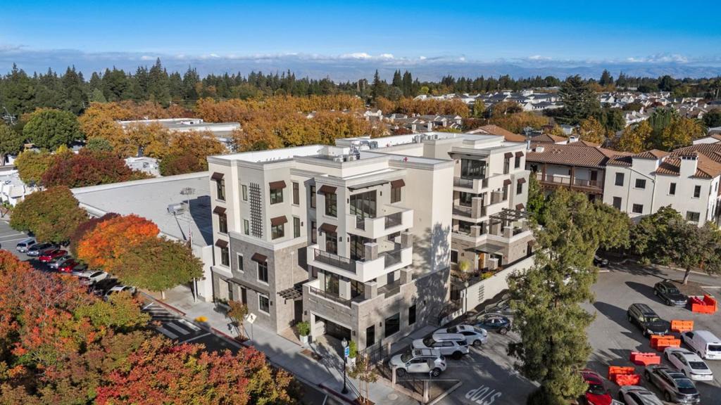 https://media.crmls.org/mediaz/0ec9e2e0-cde5-4b41-94e4-38026b39ba98.jpg?preset=X-Large