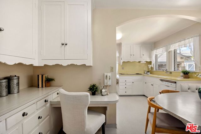 4155 Madison Avenue, Culver City CA: https://media.crmls.org/mediaz/0eca3716-7825-484e-92cb-0bfa4c5242bf.jpg