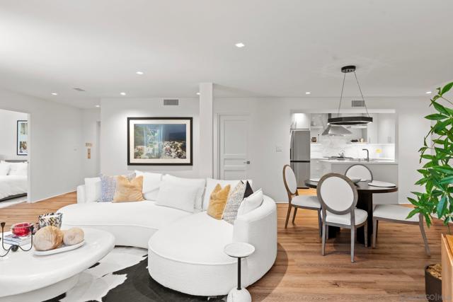 8121 Camino Del Sol, La Jolla CA: https://media.crmls.org/mediaz/0eca9f84-4f35-4851-b06e-8ce2a082236b.jpg