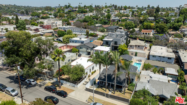 700 N Dillon Street, Los Angeles CA: https://media.crmls.org/mediaz/0ecb4af7-0bdb-499a-abe8-106846ac7cff.jpg